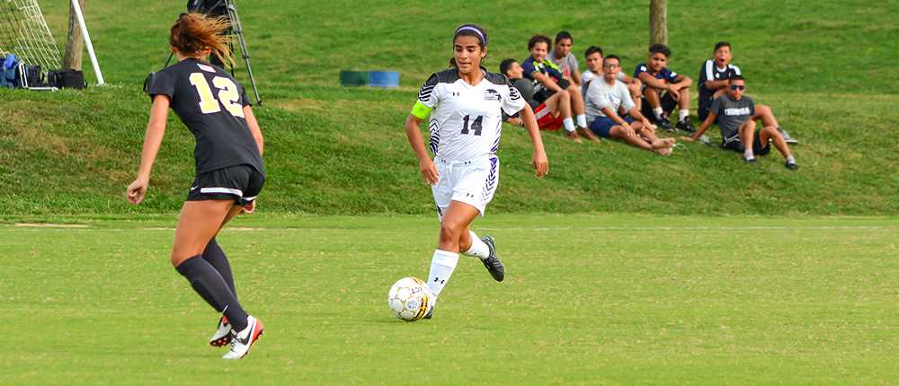 Women's Soccer Wins 10th Straight, Moves Up to #2 In the Nation